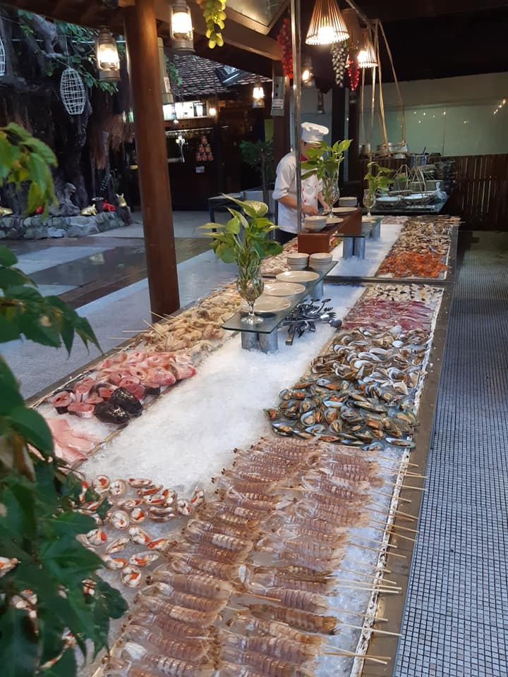 풀 뷔페 예르신 나짱 Pool Buffet Nha Trang