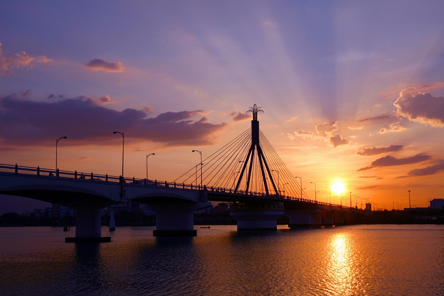 한강 다리: 다낭의 대표적 상징 Han River Bridge: Danang's Quintessential Symbol