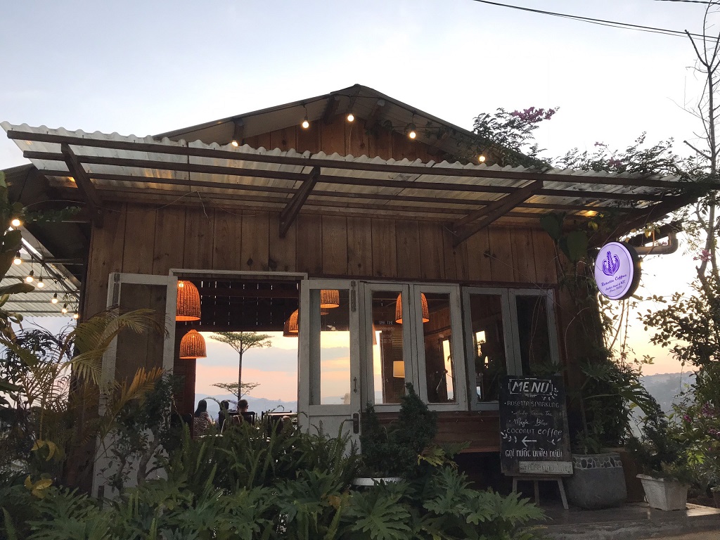 달랏 교외 평화로운 커피숍을 찾기